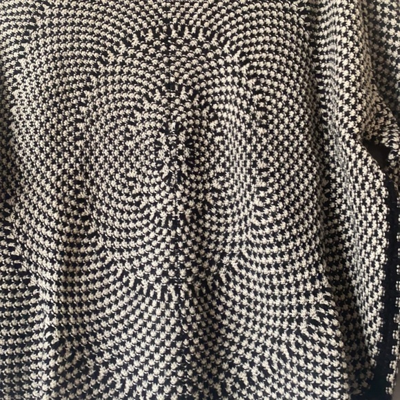 Beautiful sweater shape like a poncho - Picture 2 of 4